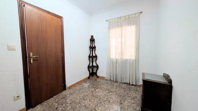 ¡Oportunidad única en la zona de Plaza de Barcelona!. Planta baja con entrada independiente y gran patio pisable. — 32