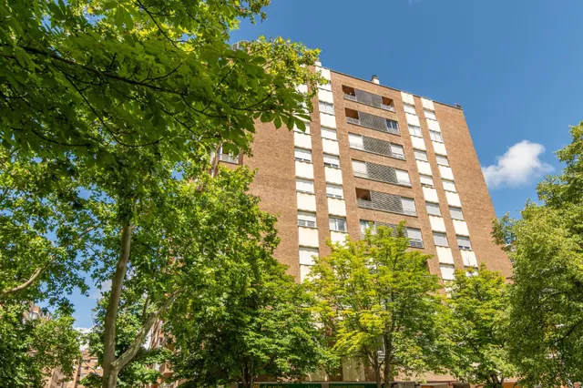 Vivienda totalmente exterior con terraza y amplia plaza de g