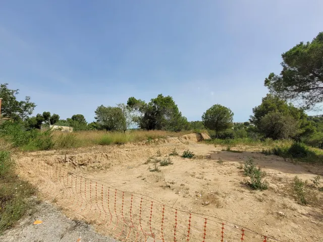 Terreno llano con todos los servicios en El Maset de Masquefa — 14