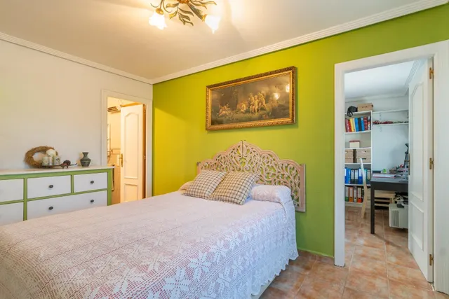 Maravilloso chalet pareado (aprox. 130 m2 + terrazas y garaje) con 4 dormitorios y 2 baños. Amplia parcela privada (516 m2) con jardín y gran piscina. — 40