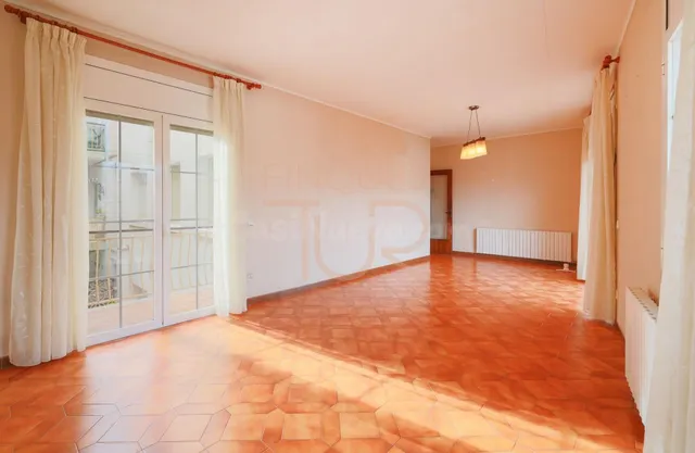 VENTA de AMPLIO en BREDA: 4 DORMITORIOS, MUY LUMINOSO y JUNT - foto 4