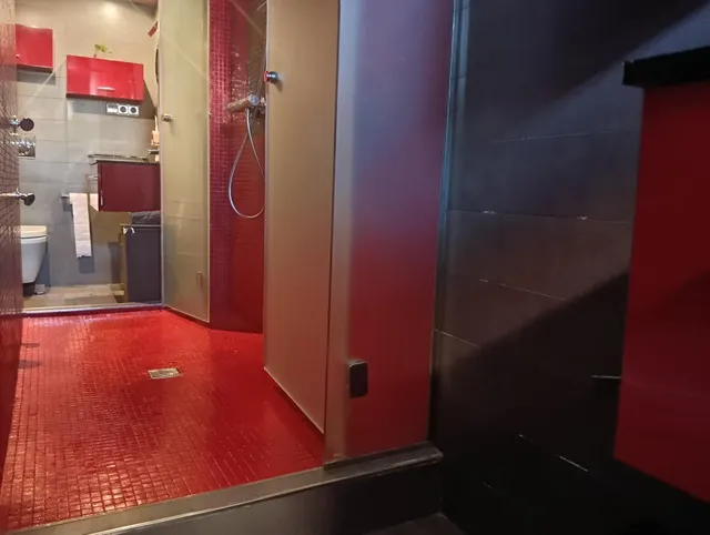 Espectacular adosado con buhardilla , apartamento independiente con baño y sin cocina, garaje doble y piscina en zona residencial premium — 24
