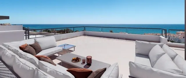 Ático de lujo en venta en Casares Playa: elegancia mediterrá