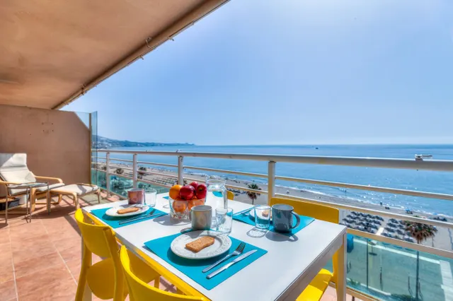 Amplio piso en alquiler de larga temporada en primera línea de playa, con vistas frontales al mar — 4