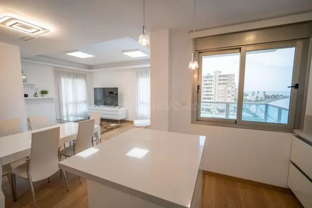 Se vende apartamento con vistas al mar, de 4 dormitorios y 3 - foto 4