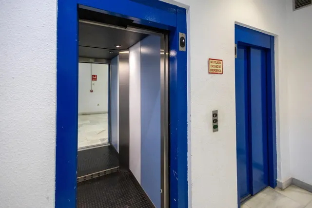 Oficina en venta en Avenida de la Albufera 323, Madrid — 31