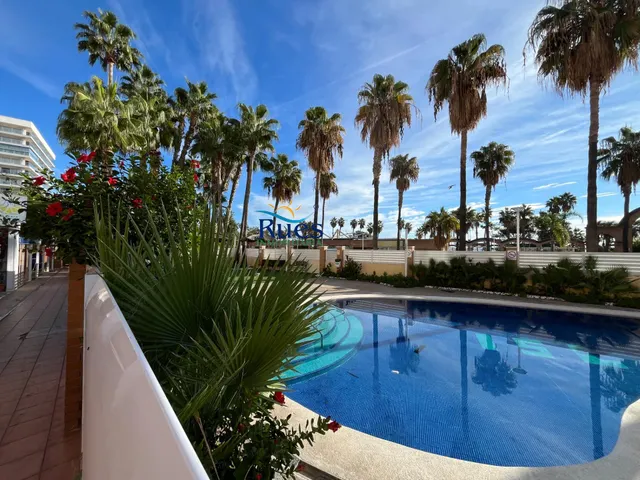 Piso reformado en primera línea del mar con terraza y piscina comunitaria — 38