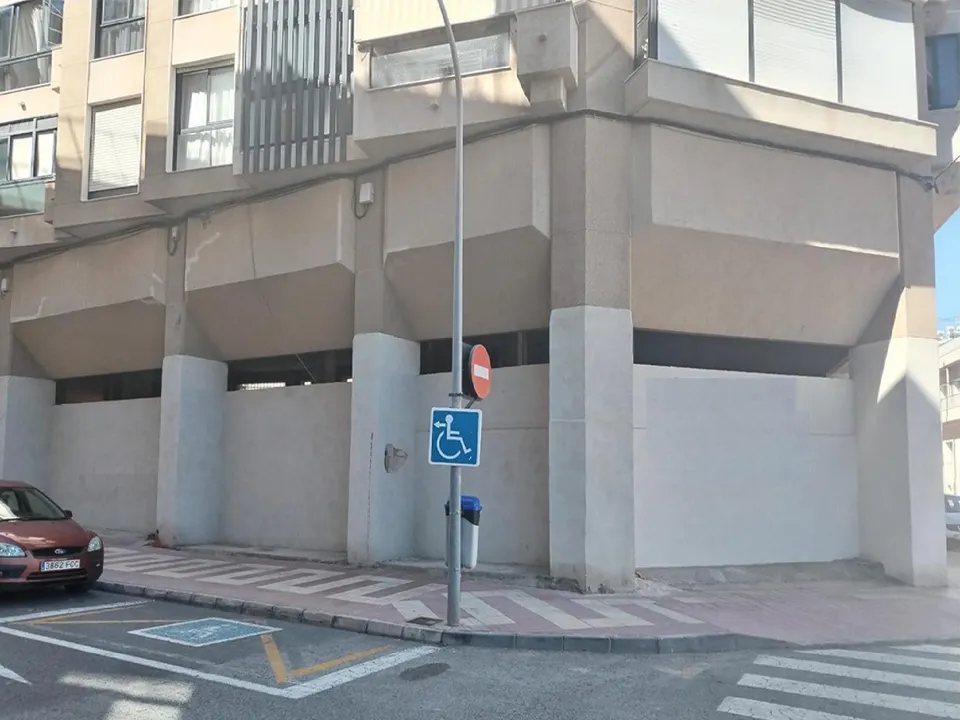 Local comercial en esquina frente al Ayuntamiento de El Campello