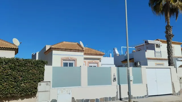 GRAN CHALET EN TORREVIEJA: 2 HAB, 1 BAÑO — 4