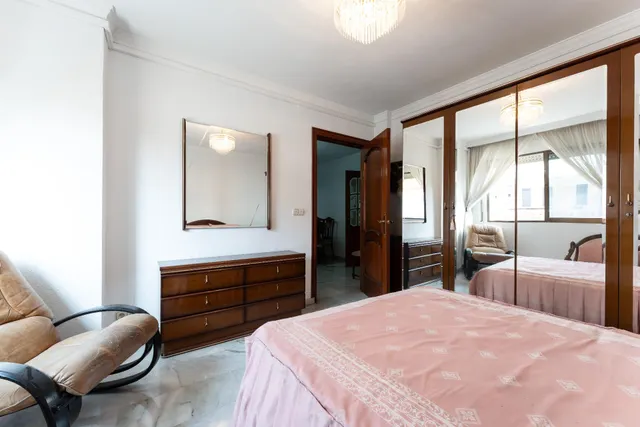 AMPLIO PISO EN LA ZONA DE GAMARRA — 28