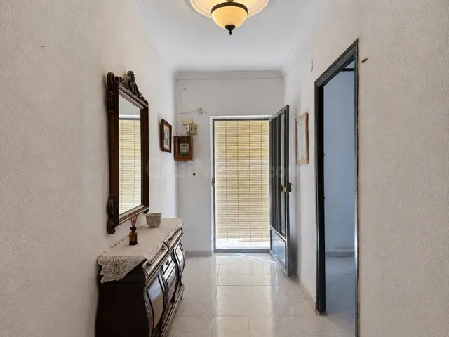 Casa con garaje doble y terraza en Albaida - foto 2