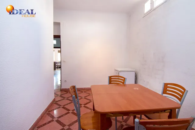 Por debajo de la Plaza Trinidad, a un paso de Facultad de Traductores, Derecho, Escuela de Arte y Oficios. Actualmente 6 estancias(incluido el salón). un cuarto de baño, un aseo, cocina. Techos Alto — 13