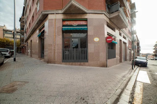 Local esquinero muy luminoso en Cerdanyola Sud, Mataró — 14