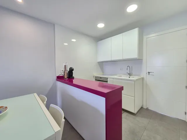 Apartamento situado en la urbanización Torre Luquillo, en el kilómetro 5,5 de La Manga del Mar Menor, que destaca por sus impresionantes vistas tanto al Mar Menor como al mar Mediterráneo. — 13