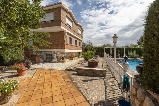¡¡EXCLUSIVA VIVIENDA DE ALTO STANDING EN UNA PARCELA DE 3.166 m2 EN ALHENDIN!! — 2