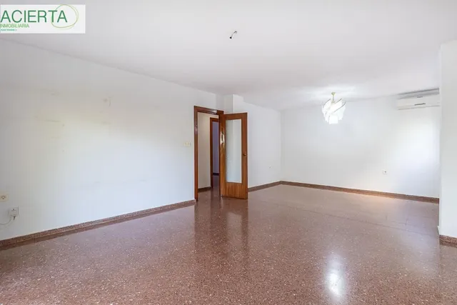 Piso con plaza de garaje cerrada junto a La Inmaculada, frente al río Genil. — 7