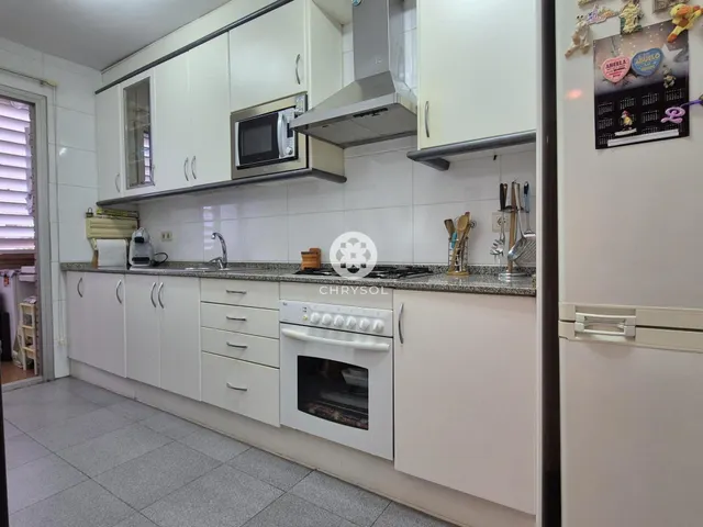 Dúplex con encanto de casa independiente, 4 dormitorios y terraza de 20 m2. — 9