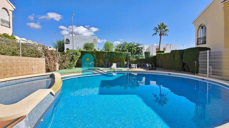 PLANTA BAJA CON PISCINA A 700 METROS DEL MAR EN EL ALAMILLO – REF. 1858