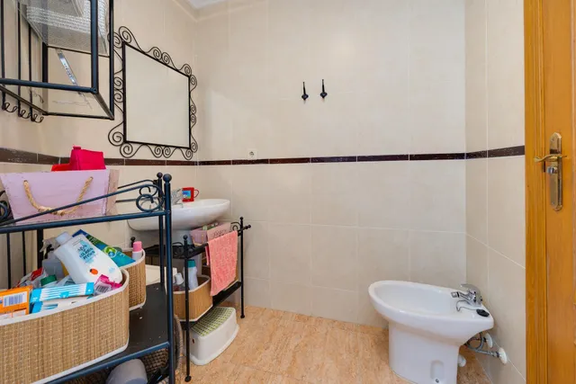 Apartamento de dos dormitorios con piscina comunitaria en el centro de Torrevieja — 28