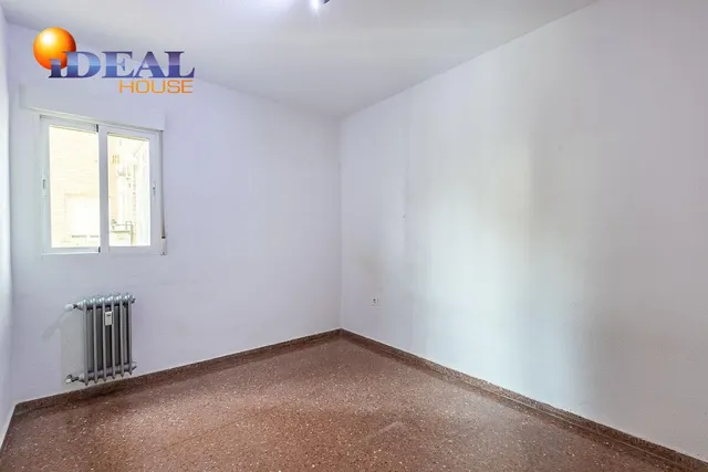 Piso con plaza de garaje cerrada junto a La Inmaculada, frente al río Genil. — 16
