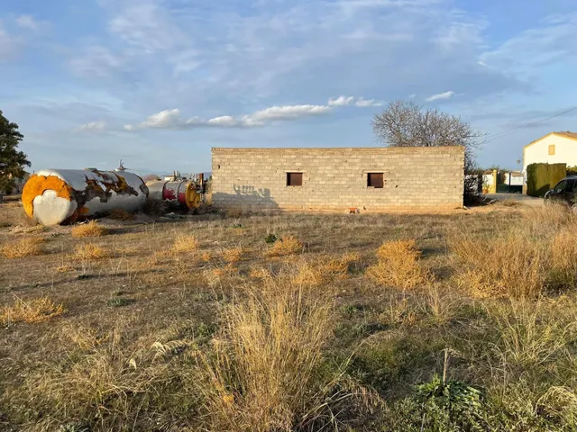 Parcela de 5500 m2 con almacén declarado de 70 m2. — 4