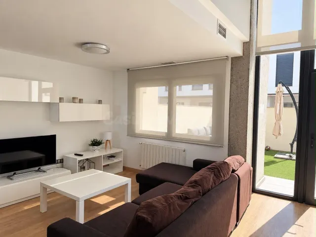 Moderno chalet adosado de 315m2 con gran garaje y piscina comunitaria — 4