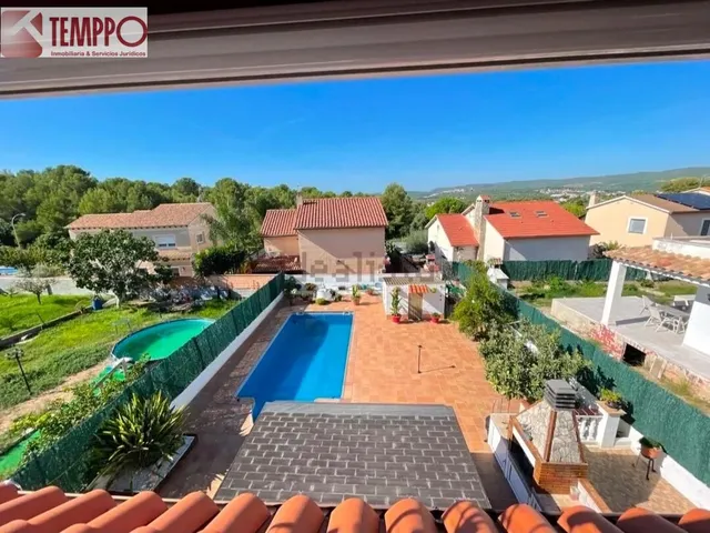 Chalet independiente con piscina privada, 5 dormitorios y placas solares en parcela de 450 m2 — 22