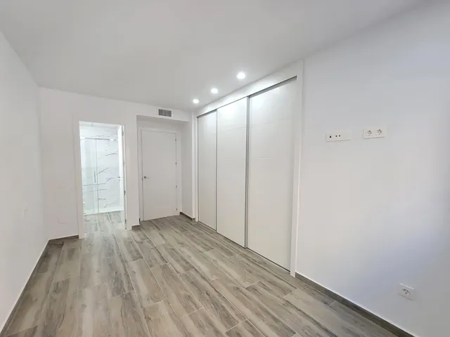 Moderno apartamento muy espacioso, en esquina, 3 dormitorios, 3 baños, parking, piscina, a 5 minutos a pie de la Playa del Cura — 25