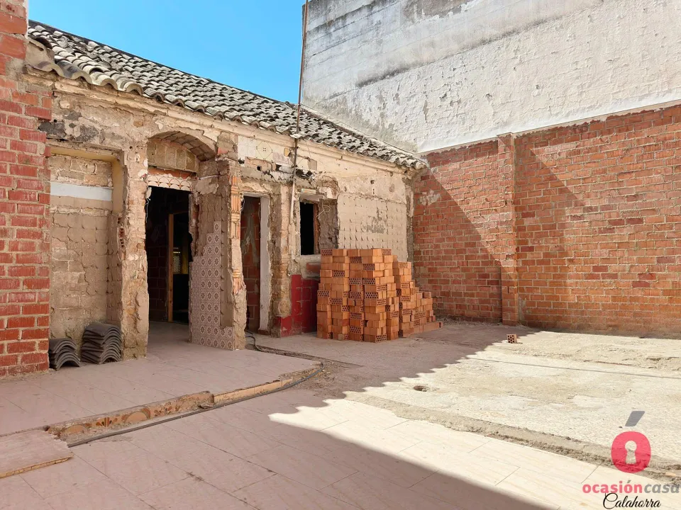 Amplia casa en construcción - zona muy baja campo de la verdad
