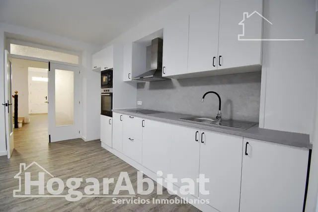 AMPLIA Y BONITA CASA REFORMADA CON 2 TERRAZAS — 42
