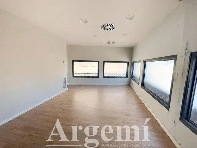 ALQUILER LOCAL COMERCIAL ESQUINERO – PLENO CENTRO PALAU-SOLI - foto 4