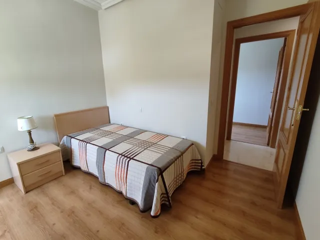 Piso seminuevo con cuatro amplios dormitorios, dos baños completos, garaje, trastero y piscina comun — 21