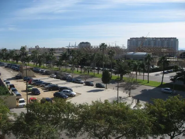 Piso de un dormitorio, amueblado, con plaza de garaje en la Ciudad de las Artes y las  Ciencias — 28