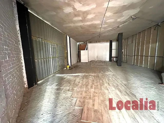 Local comercial con dos entradas en Torrelavega. — 7