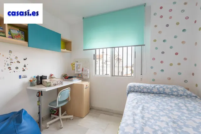 Casa independiente con piscina en La Zubia. — 24
