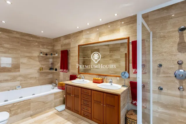 Amplia vivienda con ascensor, patio y terrazas — 23