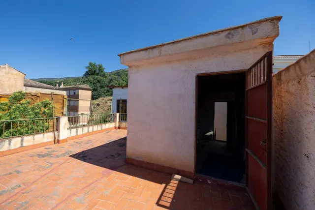 Casa para reformar en el centro de Lanjarón con gran potencial de inversión — 49