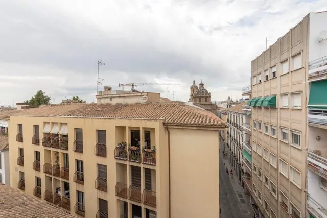 Oportunidad única en pleno corazón de Granada: luminosidad, ubicación y un enorme potencial de transformación — 34