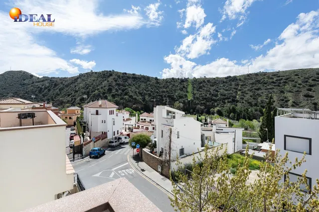 Adosada en el nuevo acceso a la Alhambra — 32