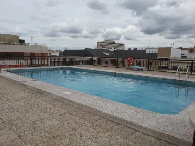 Se alquila estudio exterior, amplio, luminoso con terraza y piscina — 18