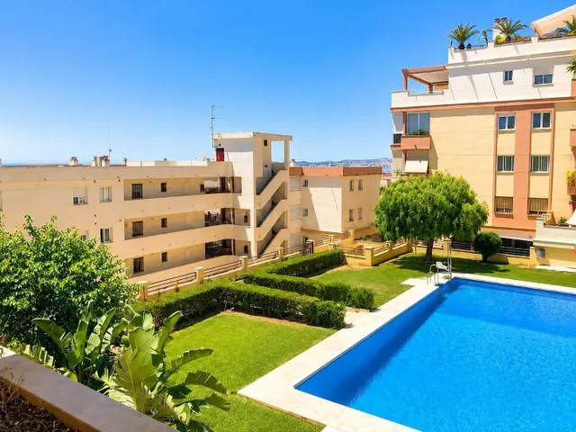 Venta de piso con tres dormitorios en Benalmádena Costa, Mál