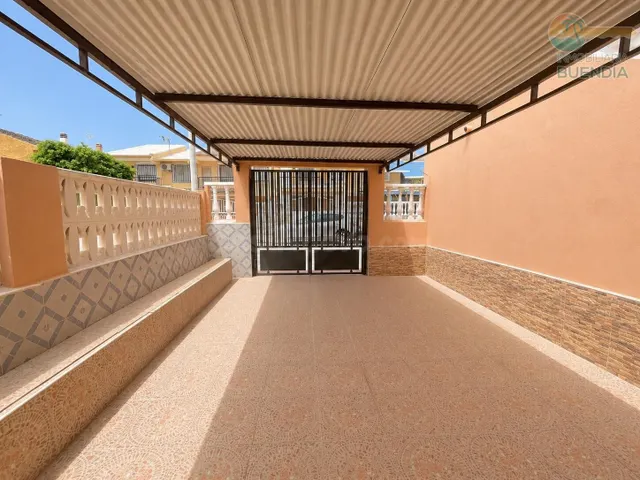 DOS APARTAMENTOS EN PLANTA ALTA Y BAJA CON PARCELA EN ESQUIN