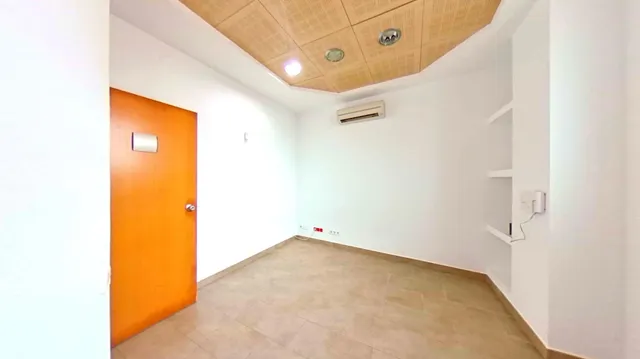 Local en venta en Calle de Schubert — 11