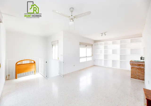 Vive en el corazón de Armilla: 4 dormitorios, patio, terraza y garaje — 19