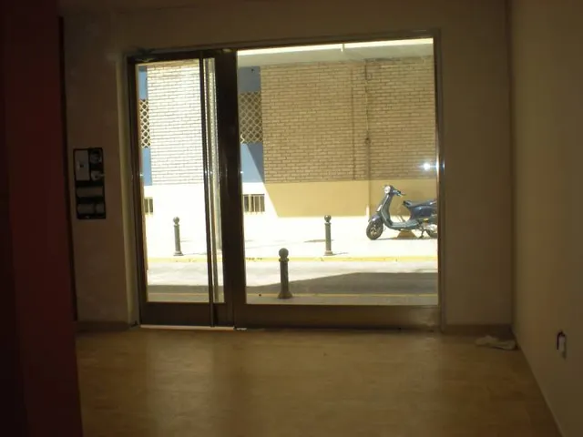 local comercial totalmente nuevo, preparado para instalar cualquier negocio junto a la playa — 2