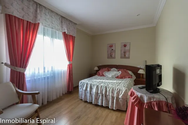 ¡Impresionante Chalet Familiar en Mogor, Marín! — 24