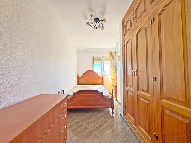 Amplio piso en esquina todo exterior con terraza y vistas al mar junto a Vialia y Avenida de Andalucía. — 35