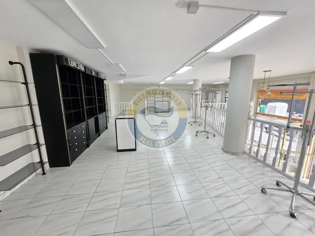Bajo comercial de gran visibilidad — 3