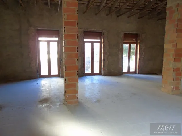 Se alquila escaleta para uso comercial en Jorge Juan. /HH Asesores, Inmobiliaria en Burjassot/. — 5