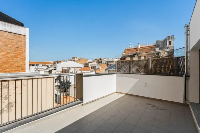 Vivienda reformada a estrenar con 3 estancias, terraza privada y espacio polivalente en Badalona — 23